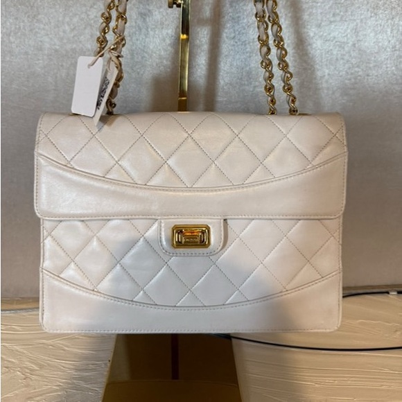 Vintage Chanel Turn Lock Chain Bag 1️⃣8️⃣0️⃣0️⃣ - Picture 2 of 13